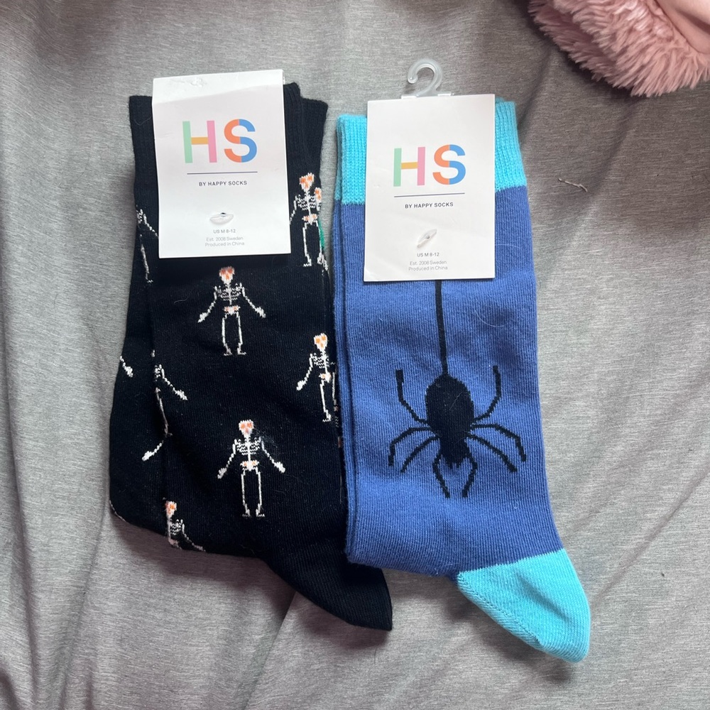 2 pairs of socks